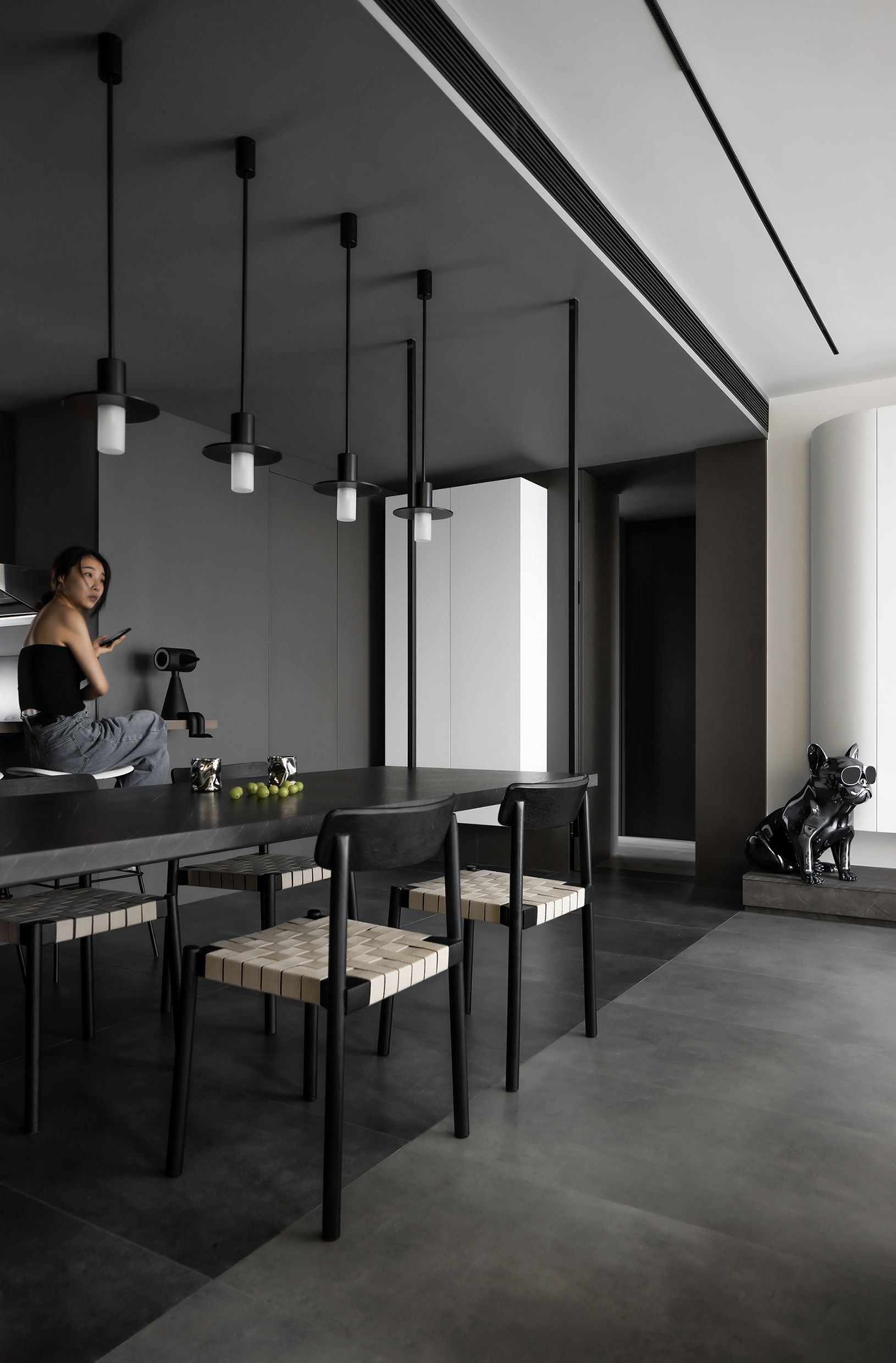 酷但“居家”,隐形收纳+“大平层”视野,无短板全能型暗调极简丨中国上海-40