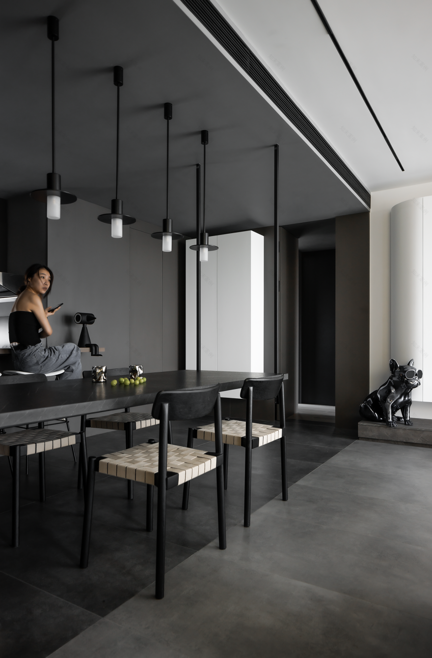 酷但“居家”,隐形收纳+“大平层”视野,无短板全能型暗调极简丨中国上海-40