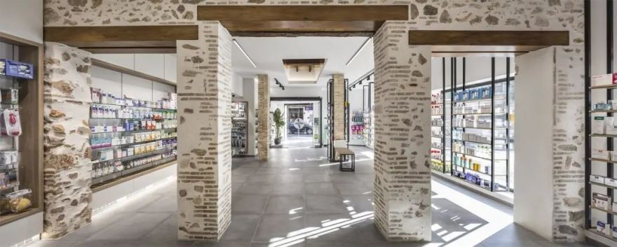 老建筑内的现代药店设计-1