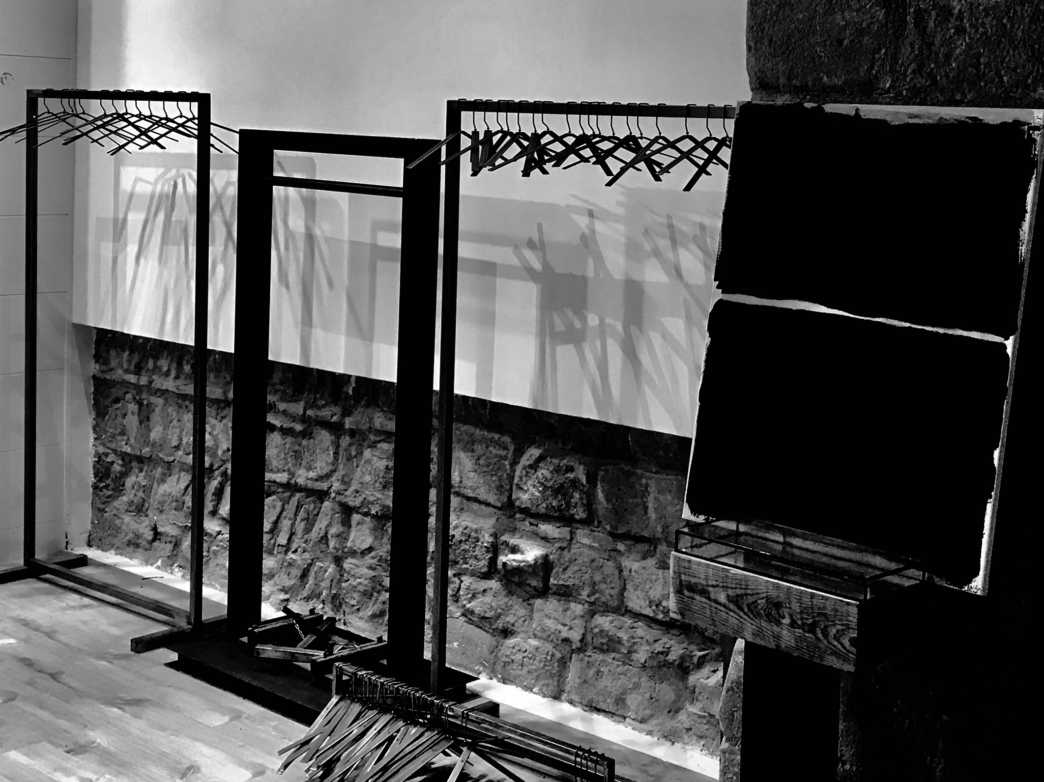 巴塞罗那的暗黑艺术时尚空间-27