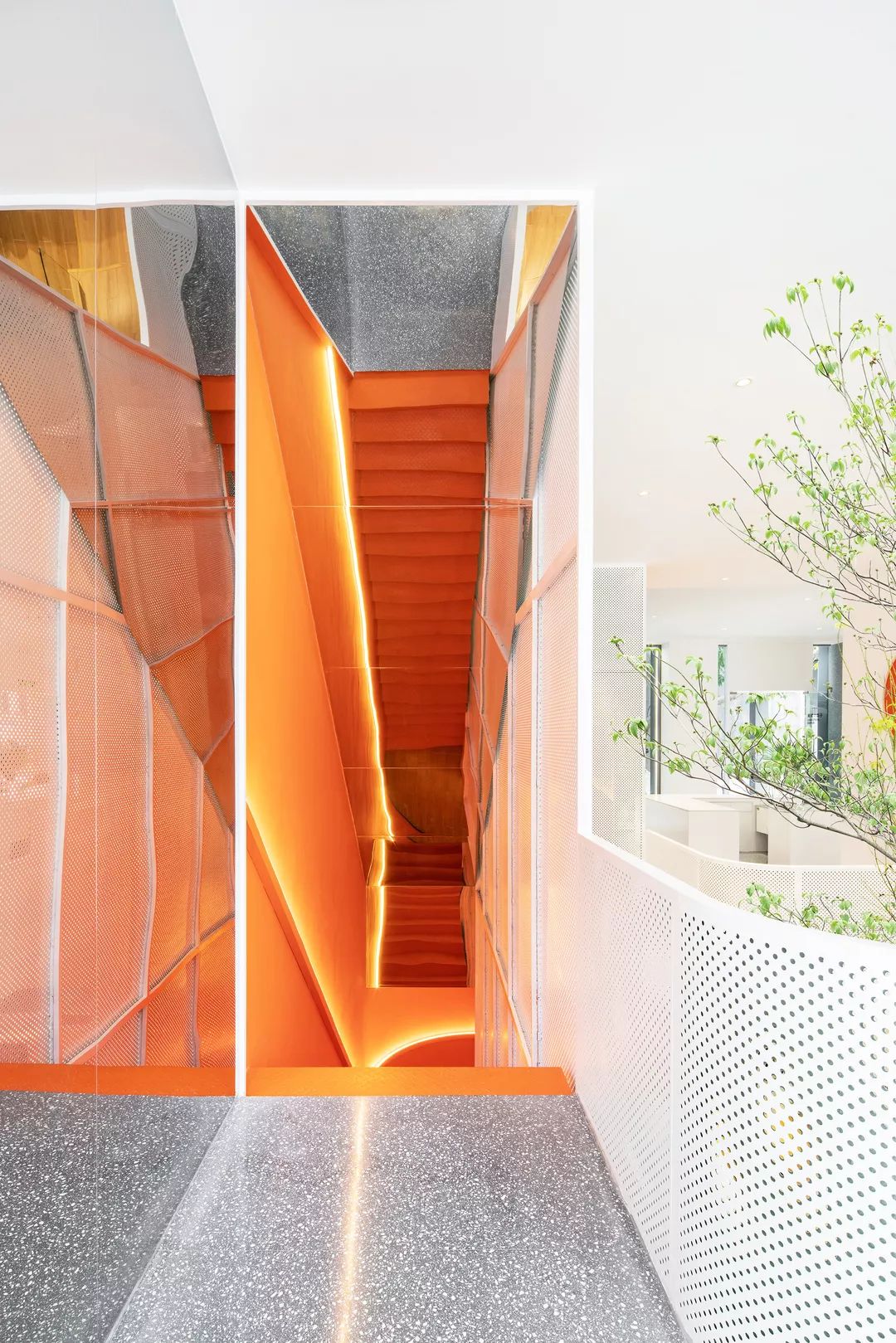 "无聊の瓶子"冷压果汁店 | 科技鲜榨,保留食物全营养-65