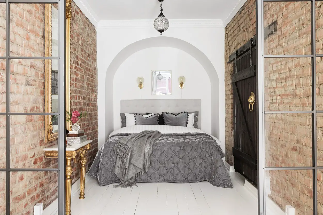 暖色调砖墙为黑白空间增色-2