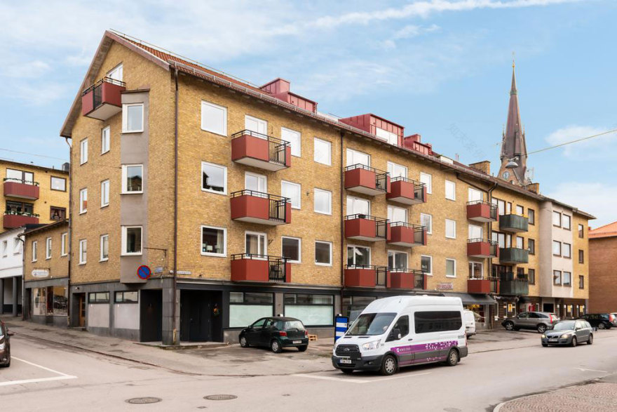 瑞典 75 平米公寓的黑暗墙面与有趣分区设计-14