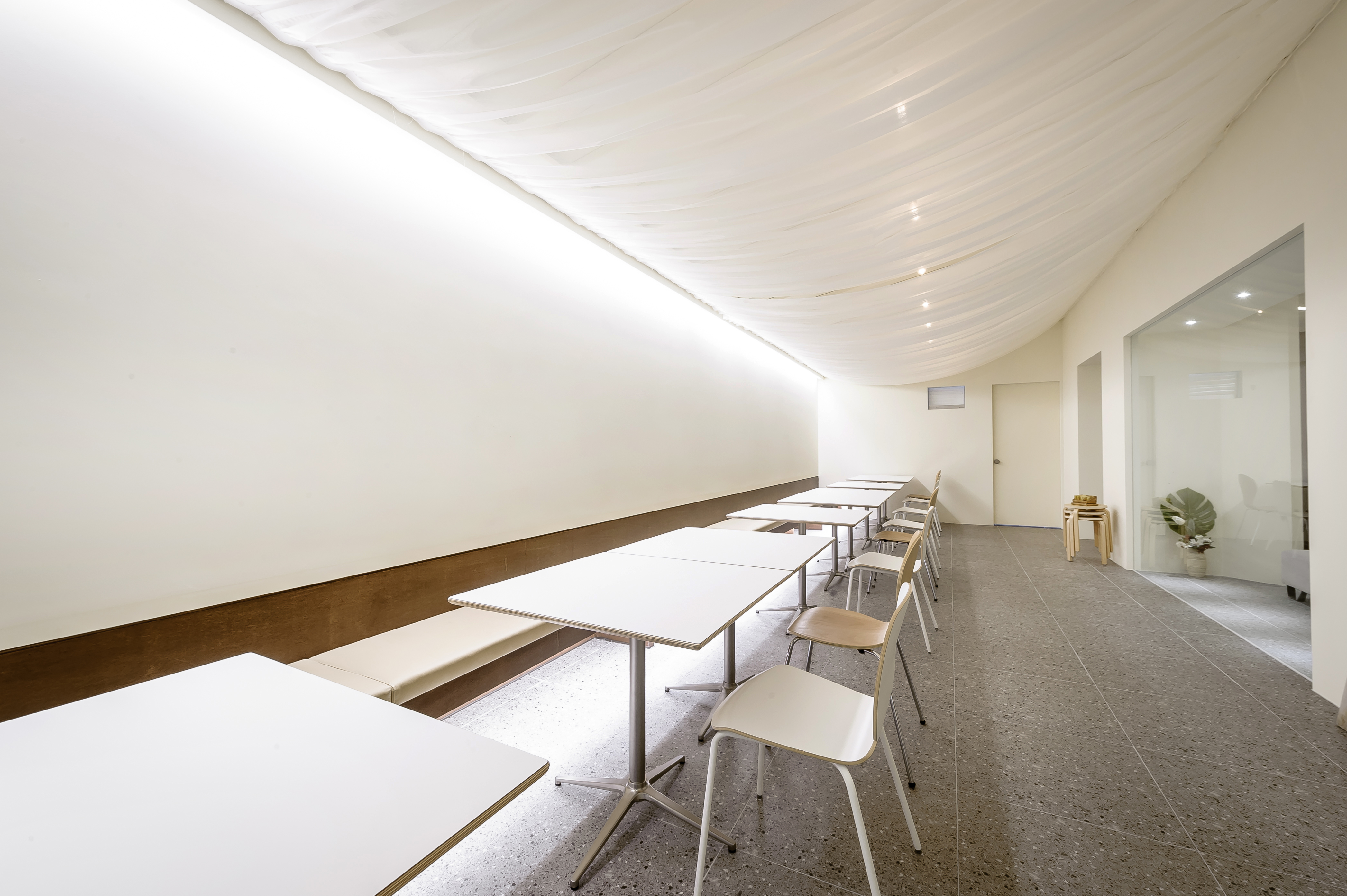 大邱简约白色咖啡厅 设计展现空间魅力-14