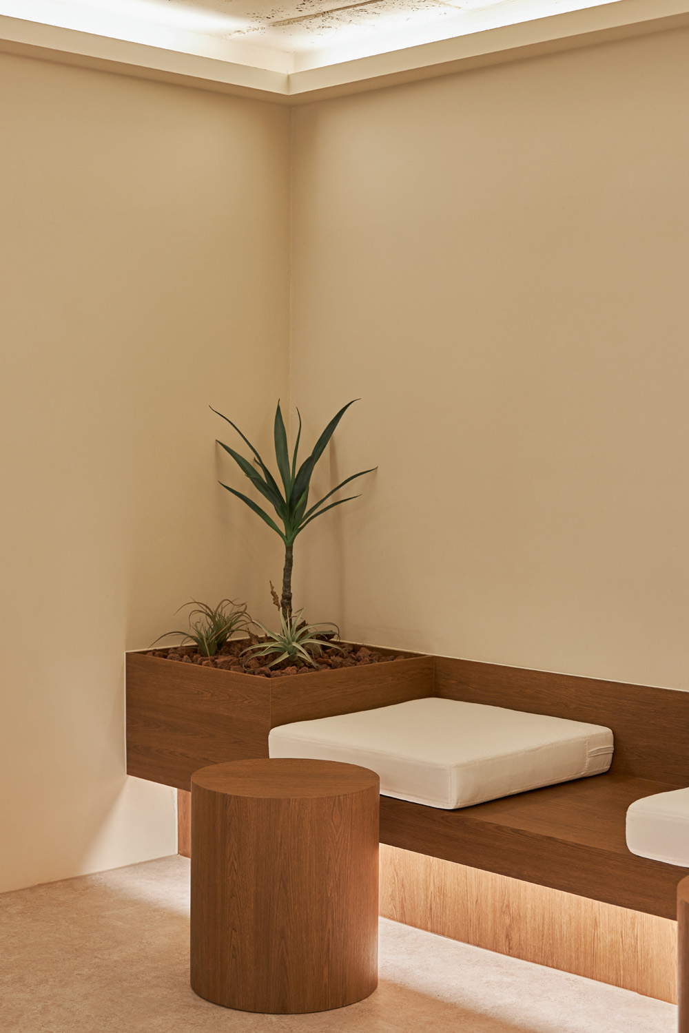 30 平米高级 SPA 店，白色与原木的精致空间-19