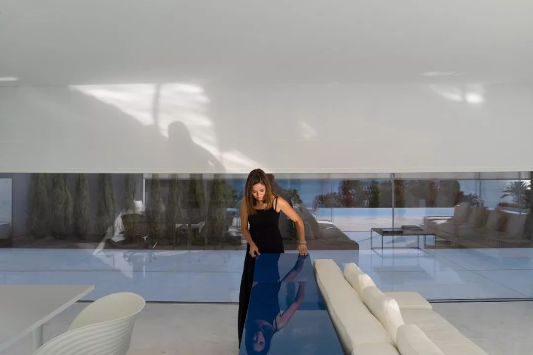 极简主义设计，葡萄牙里斯本的通透空间美学-16