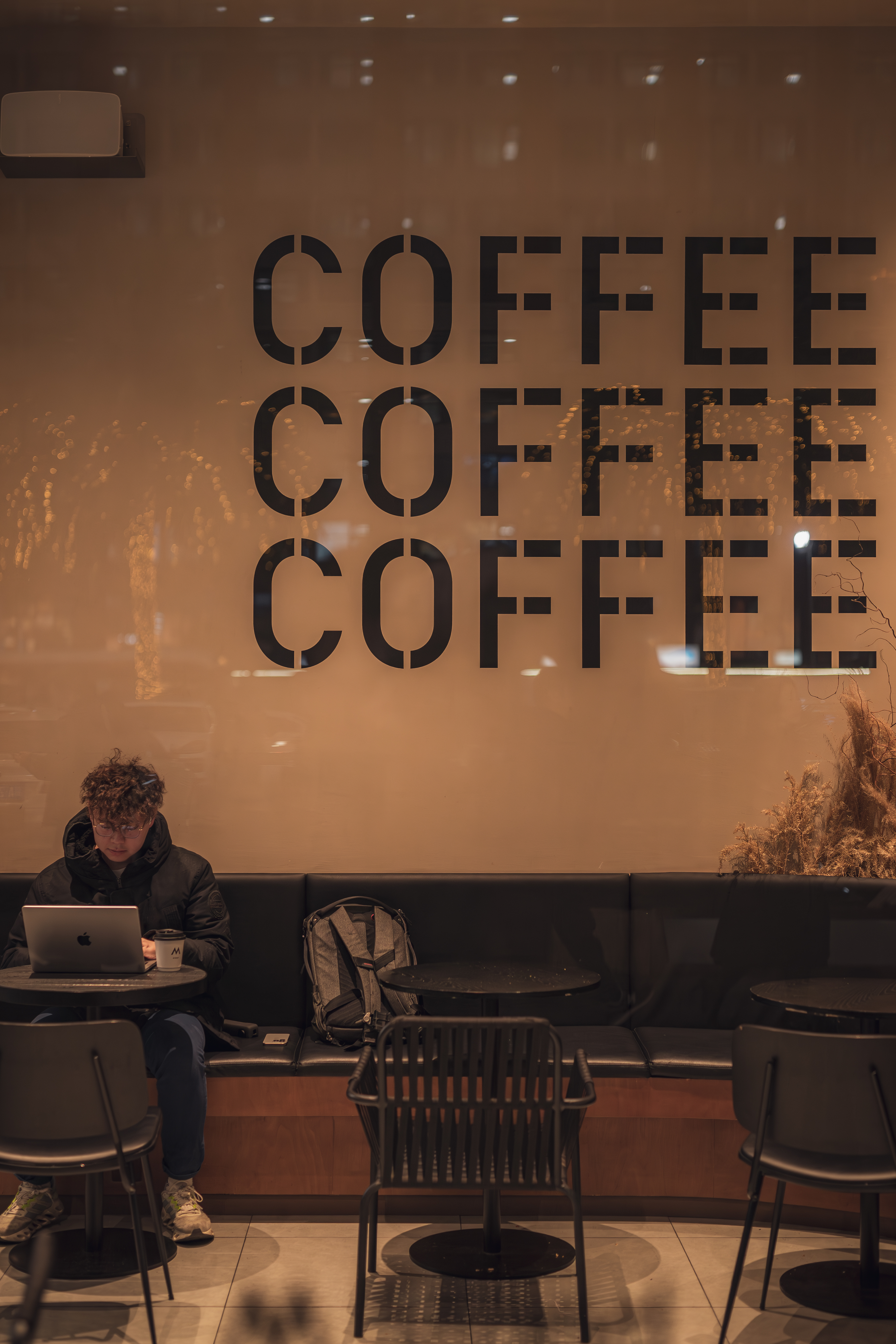 M  stand任禾（注：RENHE像是拼音，可能是特定名称，结合前面的品牌名推测为品牌相关的特定称呼，若RENHE有特定含义，可补充更多信息以便更精准翻译） 丨中国成都丨STILL YOUNG-8