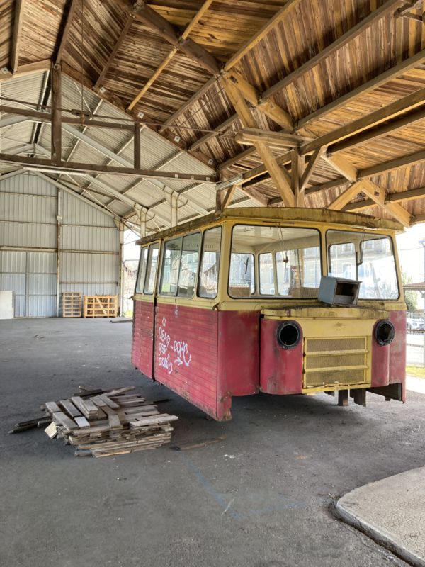 M·A·M·O·T·H机库（Hangare）

注：由于M·A·M·O·T·H可能是特定名称，没有能进一步明确具体含义的信息，只能按原样呈现Hangare常见意思是机库，法语中单词第一个字母大写一般表示地名、机构名等特定名称，所以放在这里从常见语义推测应该还是机库的专业场所名之类的如果原文HanGare是录入错误，本意是Hangare，就正好对应一致；如果HanGare有其他特殊意思，该翻译可能不准确 丨法国丨ECOPelI-4