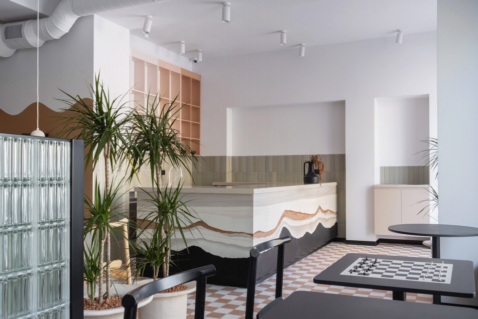 俄罗斯里海边精致咖啡馆，棋盘格与曲线交融的创意设计-7