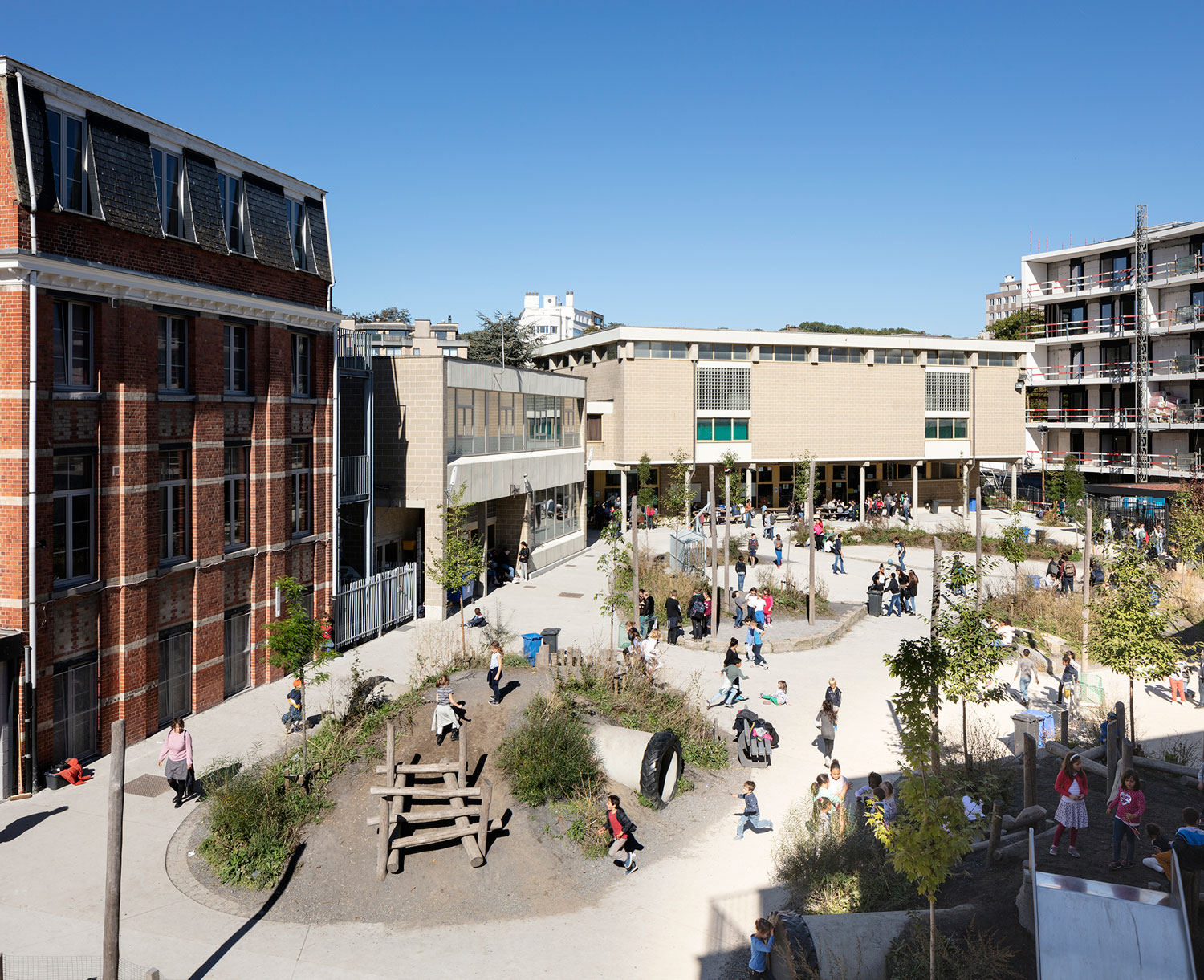 比利时校园灰色操场变身绿色冒险乐园-9