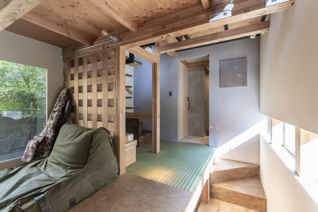 道路沿いの狭小敷地に建てた家　小さな家ながら、光を享受し開放感を感じて暮らす | Architecture | 100%LiFE-7