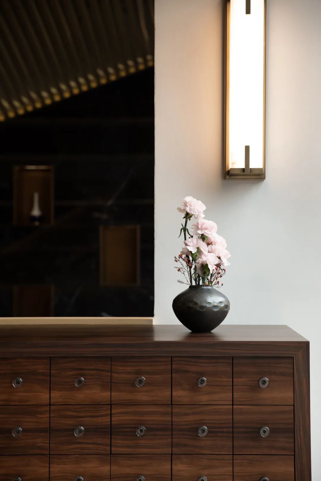 藤编、原木、大理石，自然稳重的空间气场｜寻常设计-49