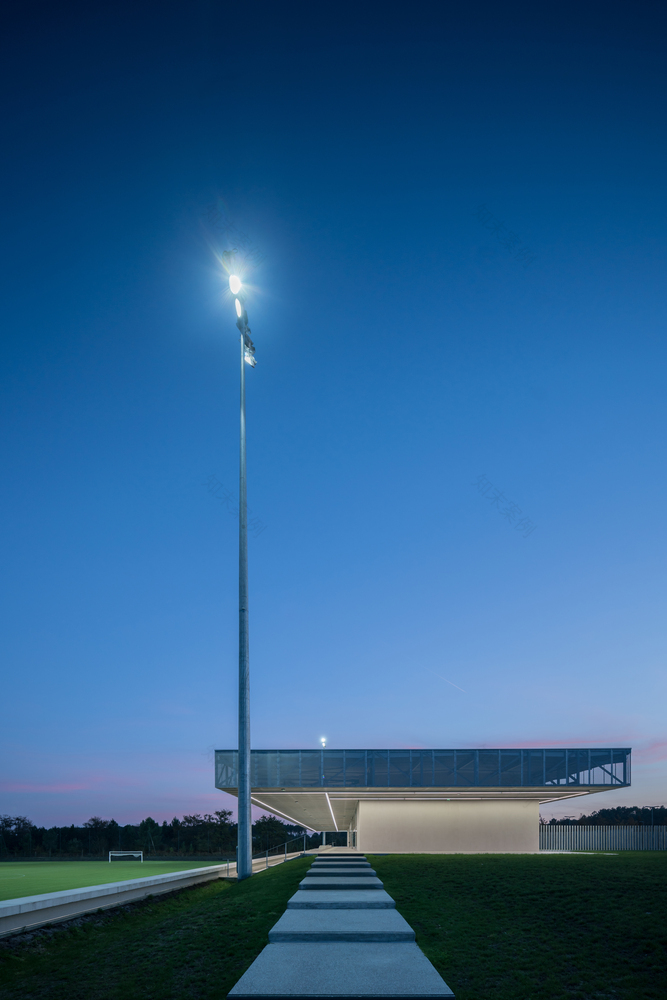 法国圣保罗勒达克体育广场·绿色景观中的多功能运动空间-42