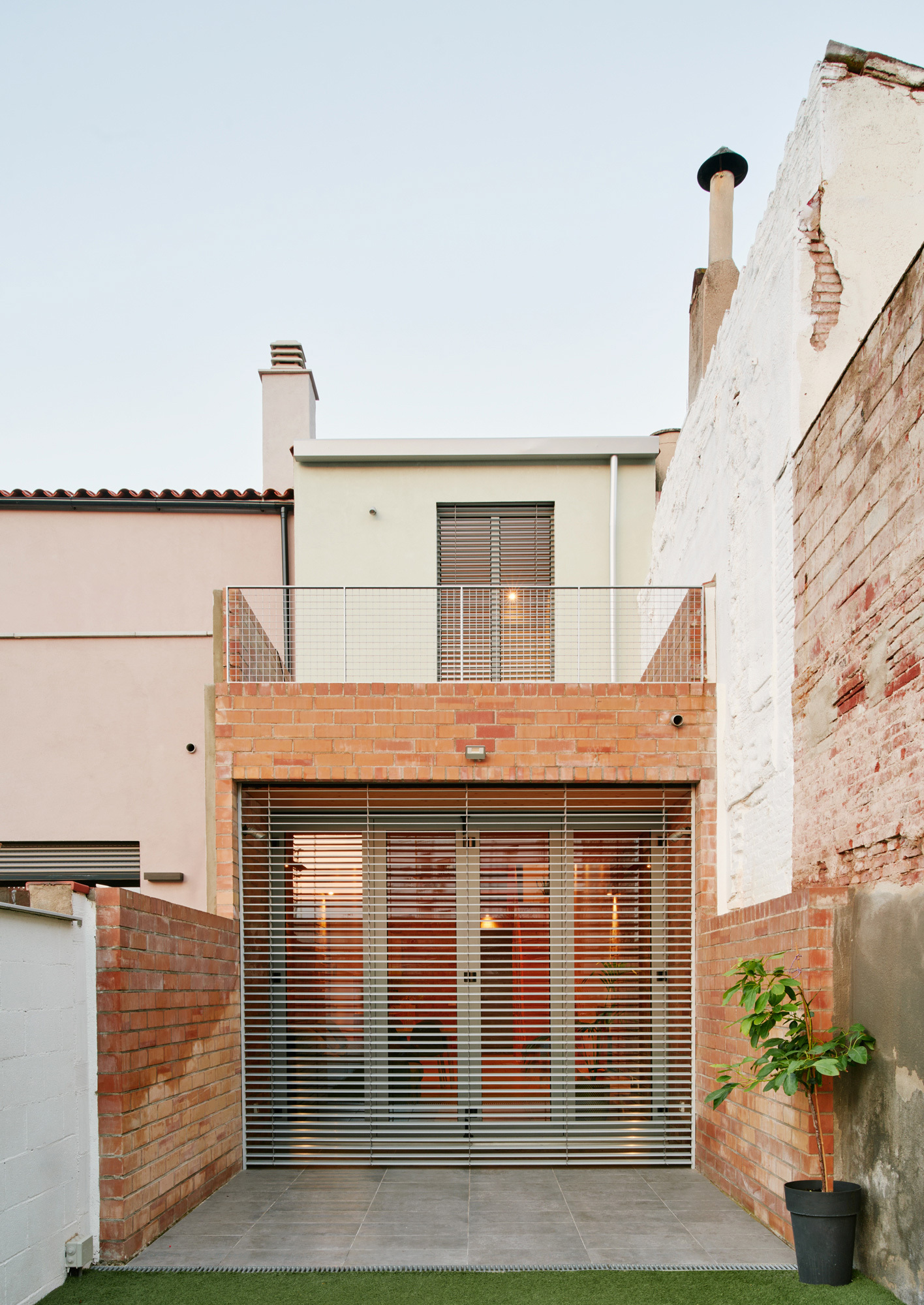 115ARI Single-Family Home Between Party Walls in Sabadell / Vallribera Noray Arquitectes-28
