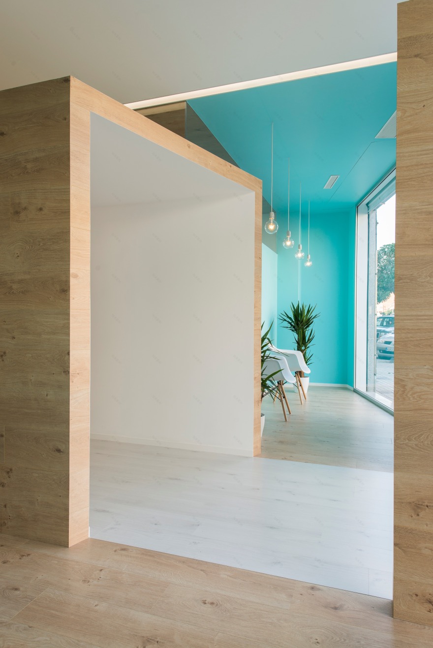 西班牙 Aitor Mira 诊所 | 自然光与木质调的舒适疗法空间-9