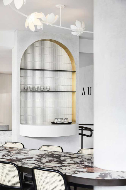 金色的;金黄色的;金的;金制的-67