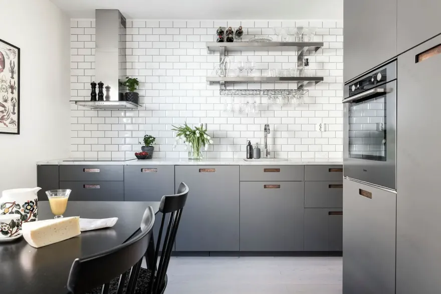 60 年代瑞典公寓里的深色 velvet sofa 和 Scandinavian 设计-13