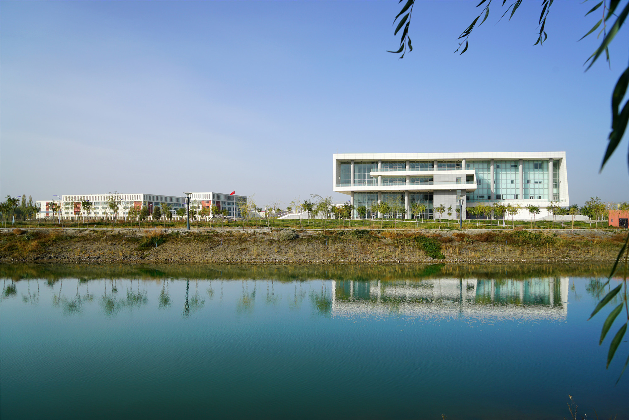 Library of Xinjiang University Institute of Science and Technology-16