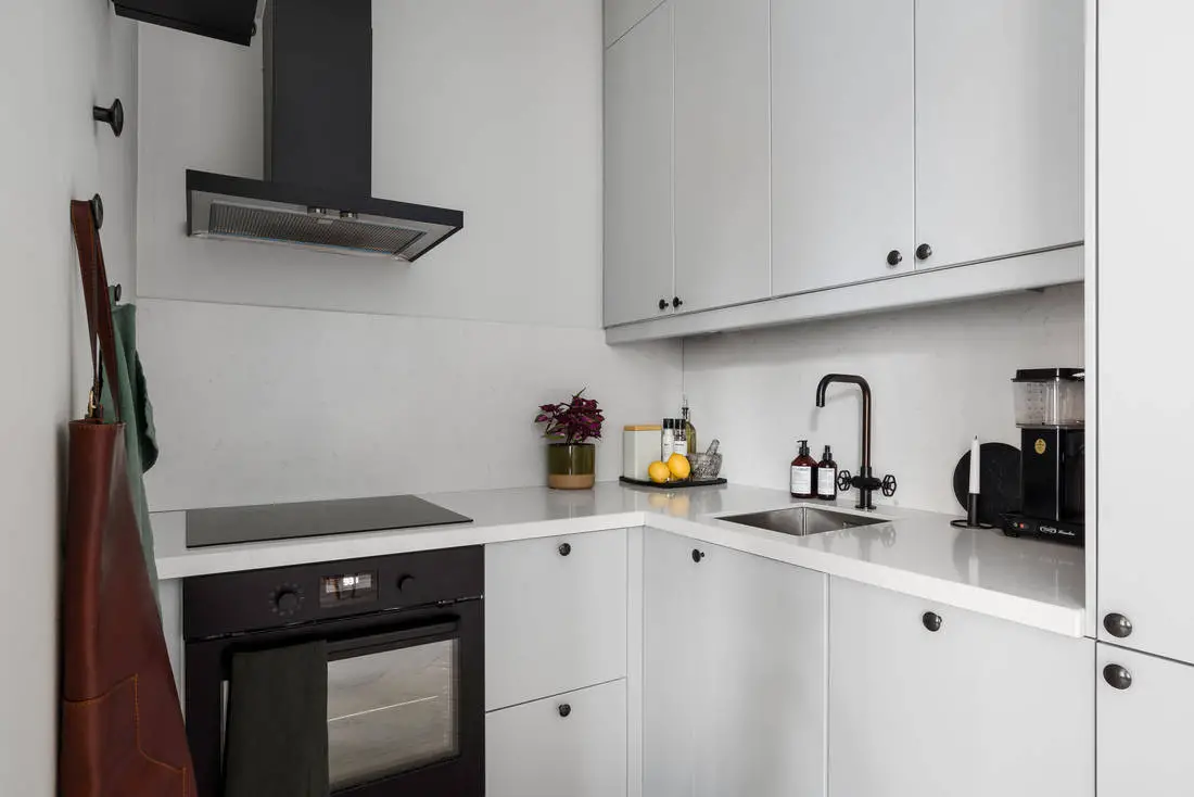 瑞典大型工作室的卧室玻璃隔墙设计-9