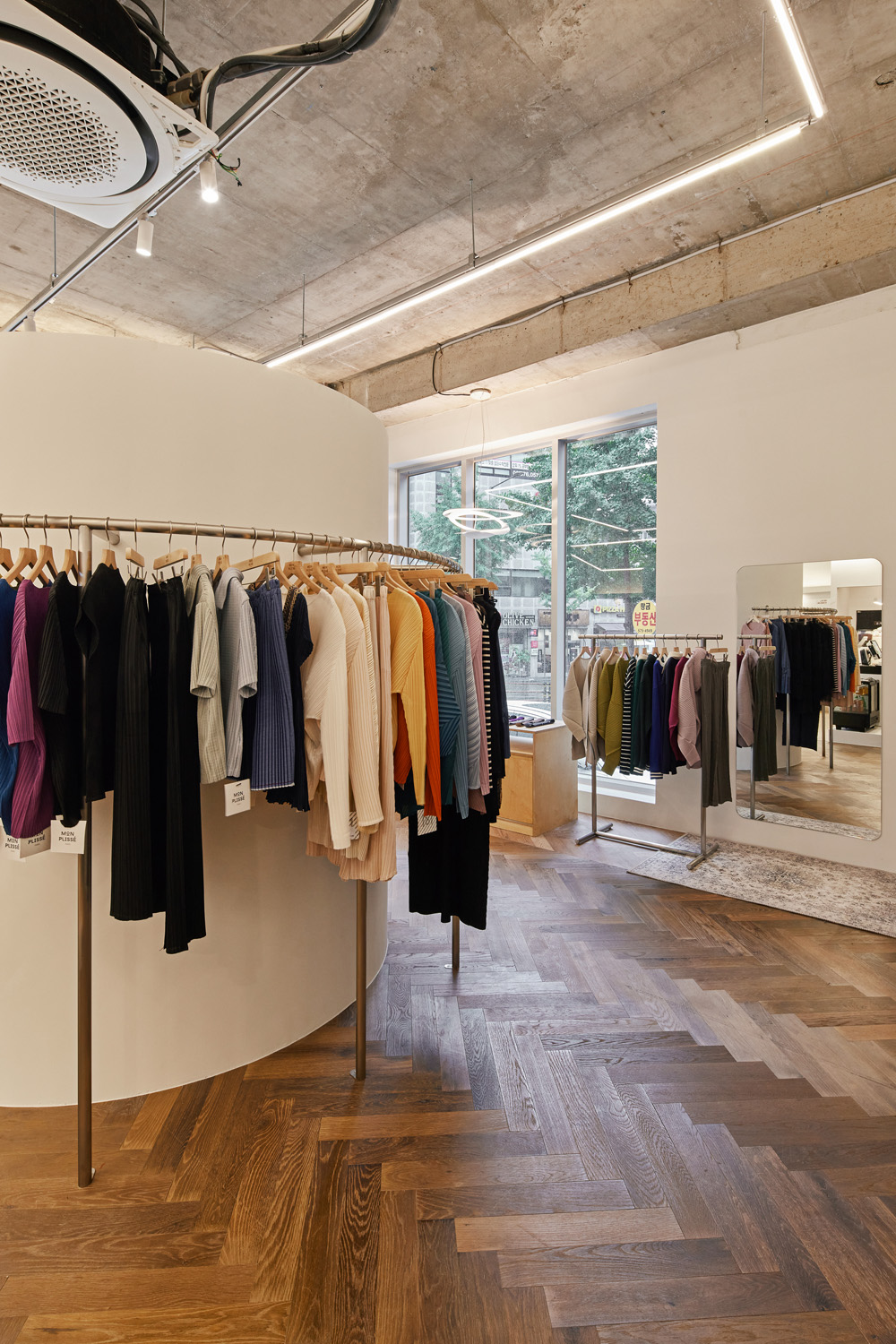 白色与木质，打造 20 平米极简服饰店的设计亮点-12