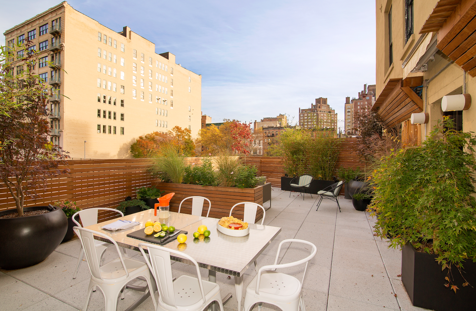 西村露台；西村阶梯（注：Terrace在建筑语境中可译为露台阶梯等，这里需根据实际场景确定最合适的表达，如果用于西村庄园某建筑设施描述，露台更合适；如果用于村庄地形等相关描述，阶梯可能更合适，这里暂时提供这两种常见可能，正常操作应以实际场景确定唯一精准翻译，如果以下不符合，请提供更多背景信息） 丨美国纽约丨Michael Wood & Co-14