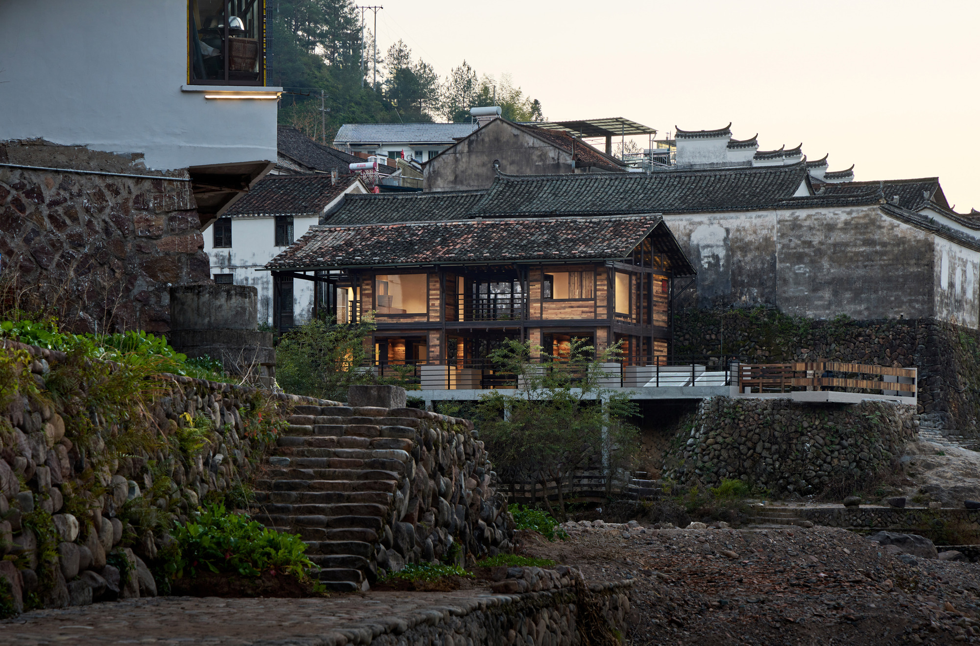 Renovation of the Old Riverside House / Ref Architects + 0.5m Studio-10