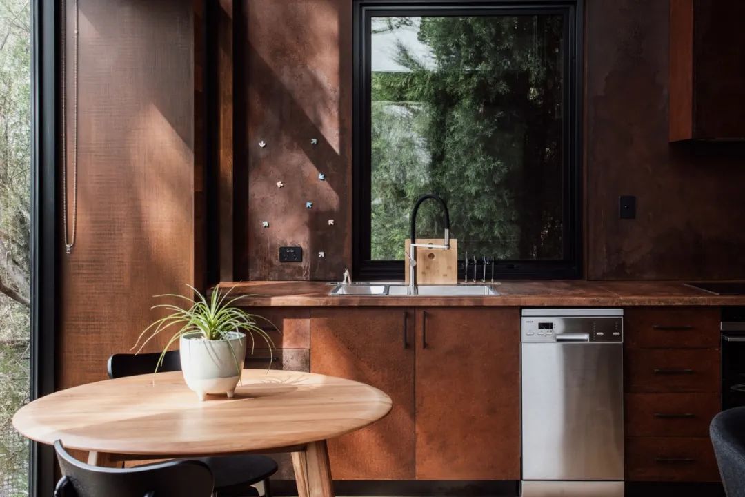 塔斯马尼亚山脊上的迷你鸟舍工作室丨澳大利亚朗塞斯顿丨Birdhouse工作室-28