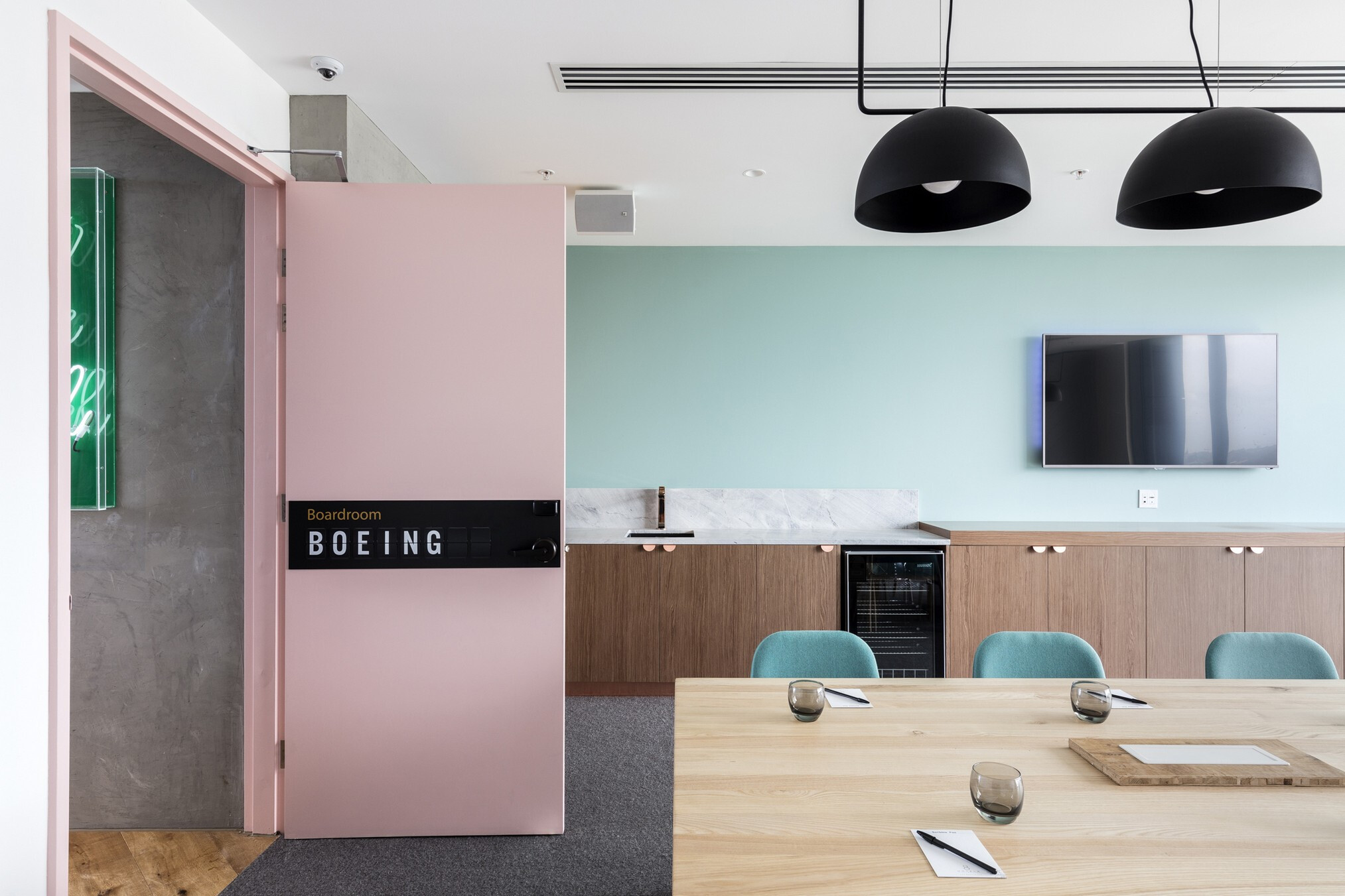 颠覆传统,澳大利亚“Felix 酒店”呈现 60 年代航空黄金时代-26