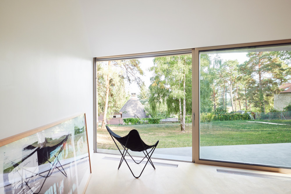 法国 V 字住宅 | 嵌入林间的自然几何空间-27