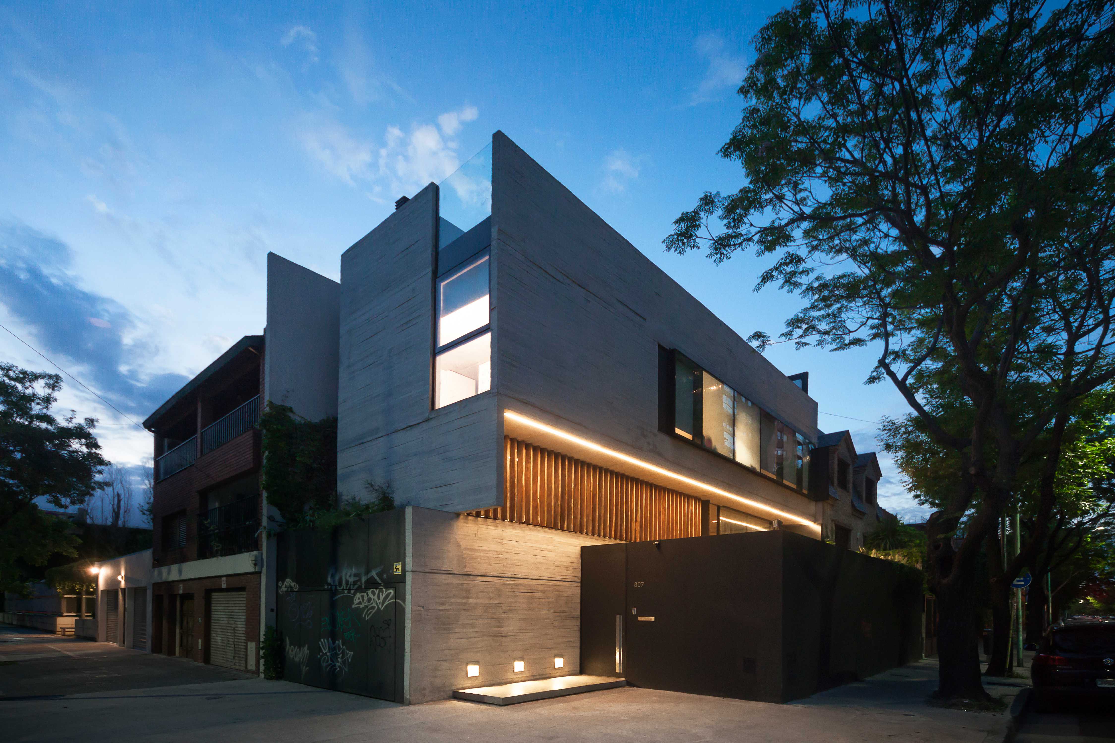 布宜诺斯艾利斯“角落之家”垂直布局的现代住宅设计-0