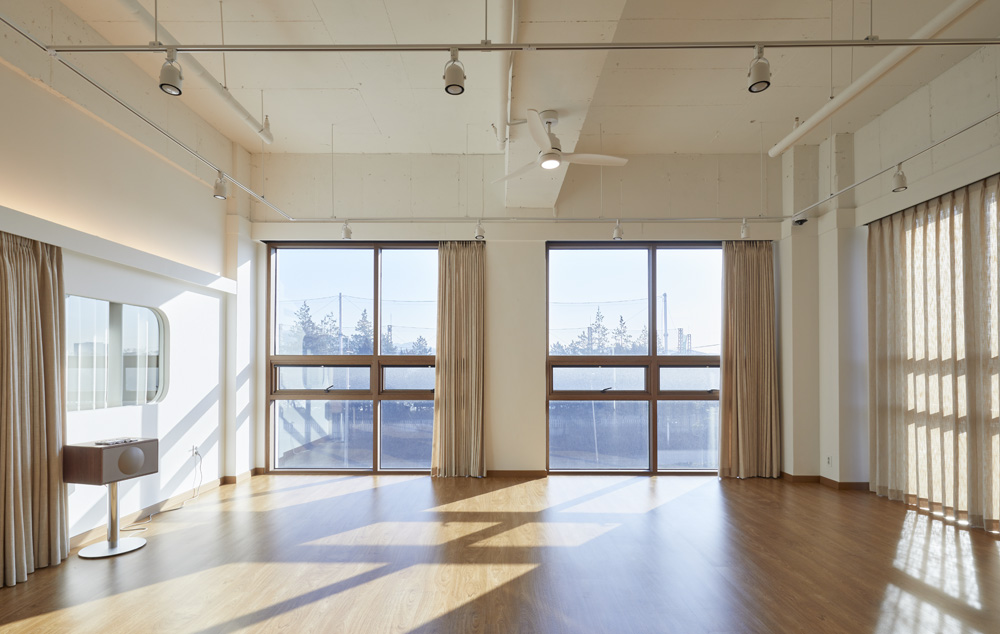 白色与木质的碰撞 | 50 平米瑜伽空间的极简设计-13