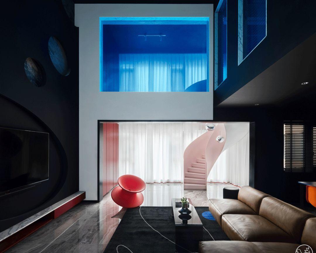 清羽设计丨平层丨粉色楼梯紫色墙壁酷炫星球-10