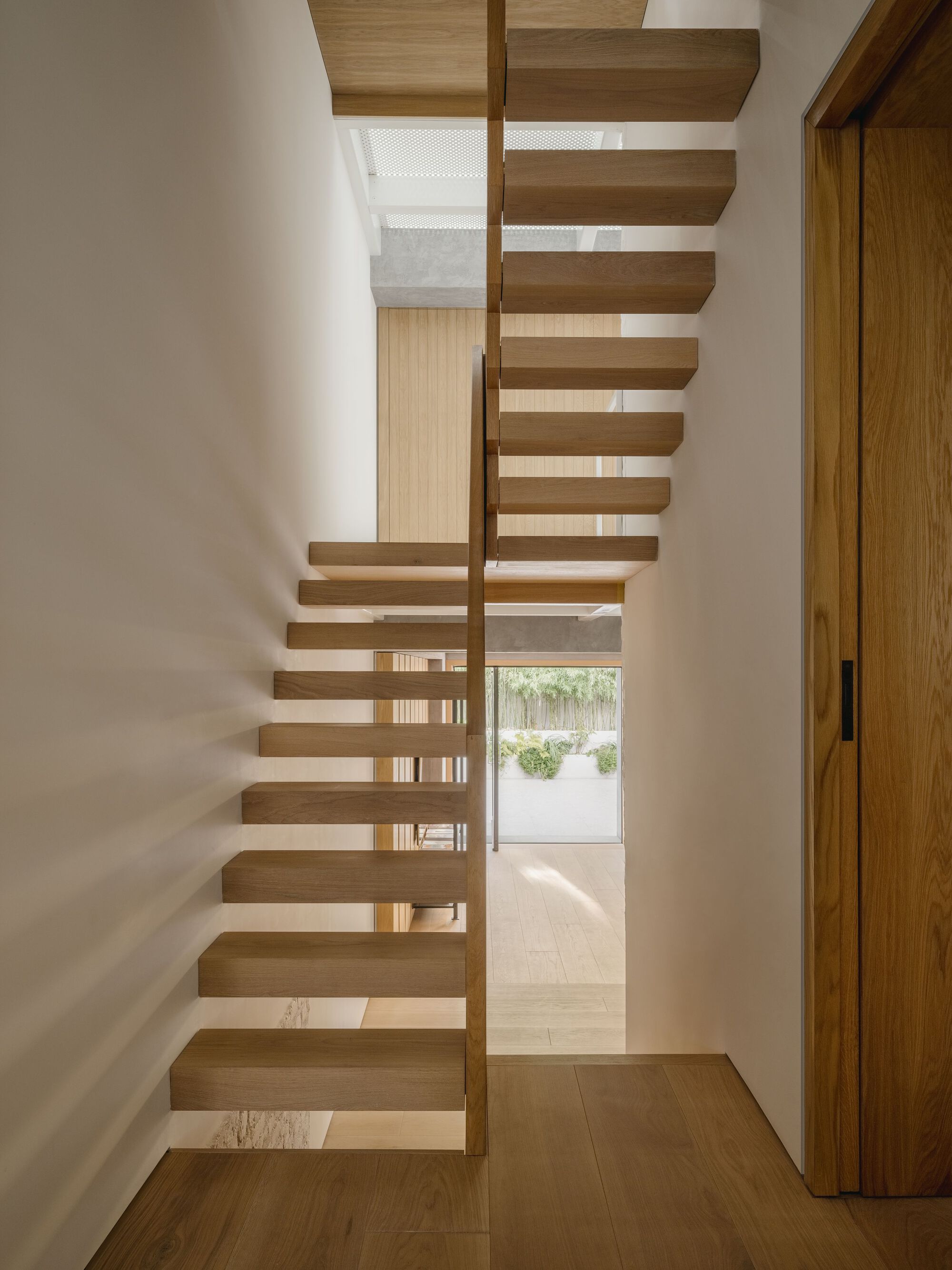 光隙间洒下光影的家庭住宅(注:komorebi是日语外来词,指从树叶缝隙间洒下的阳光) 丨英国伦敦丨ConForm Architects-55