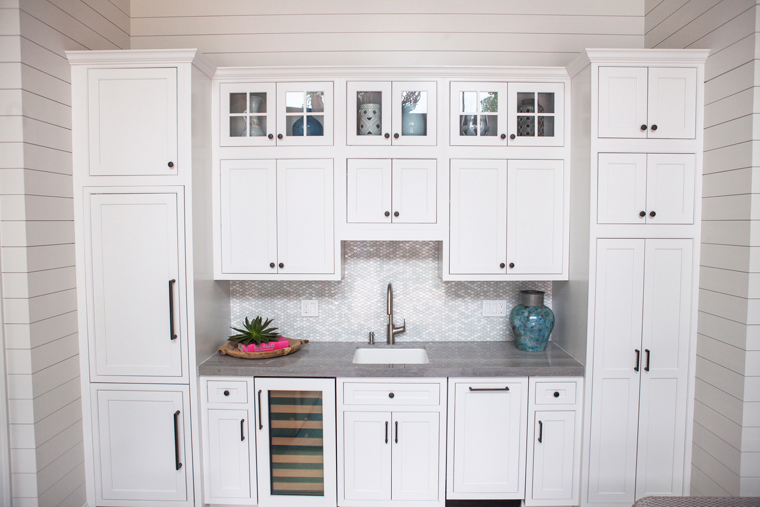 Stunning Freestanding Pool House designed by DAG Design using shades of blue to reflect its beautiful surroundings DAG设计的令人叹为观止的独立游泳池-用蓝色的阴影来反映它美丽的环境-14