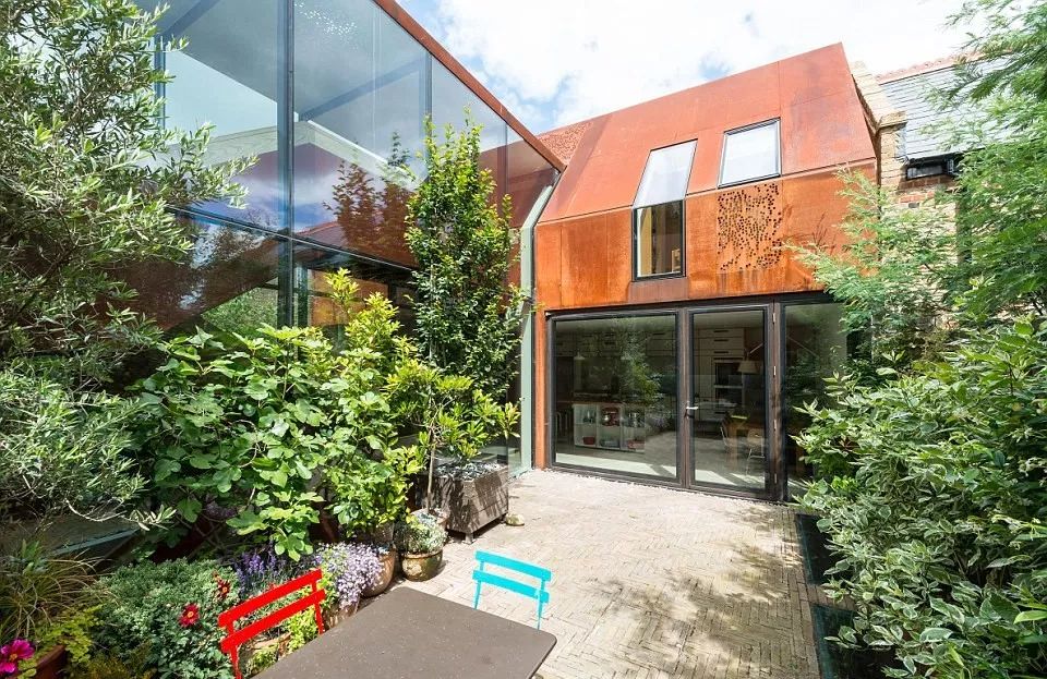 买不起“学区房”，他带2个女儿住进破马厩，花4年爆改，市价3300万!-83