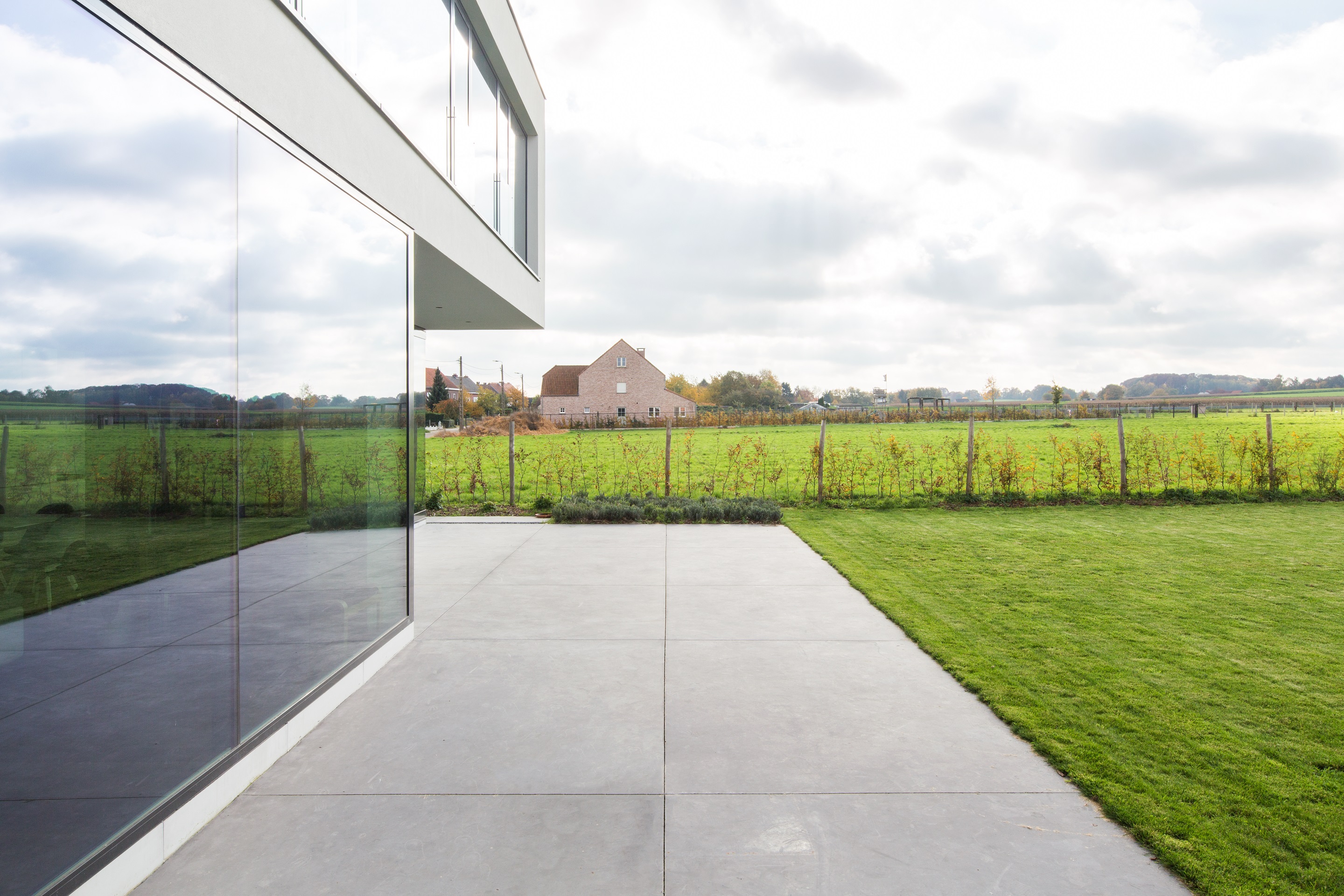 比利时比耶贝克新家庭住宅，简约生活与自然美景的融合-16