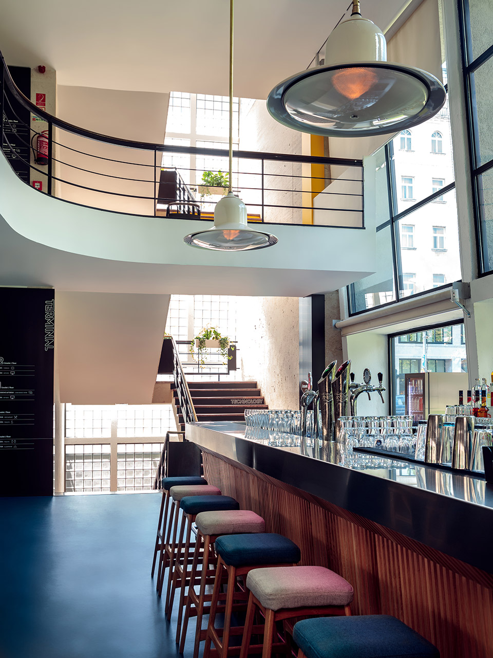 候车大厅内的酒吧餐厅,布达佩斯 / 81font-9