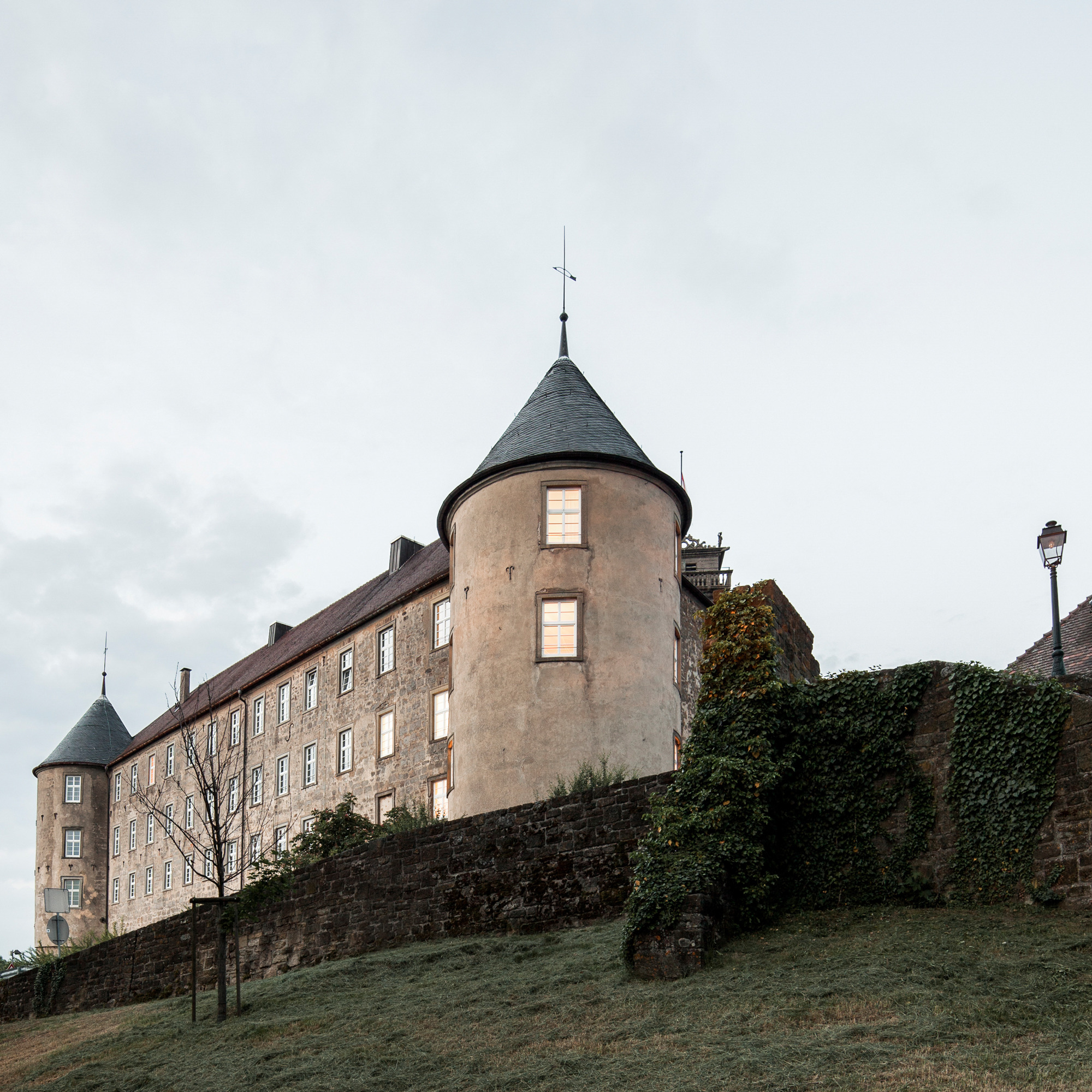 古堡中的现代办公空间-6