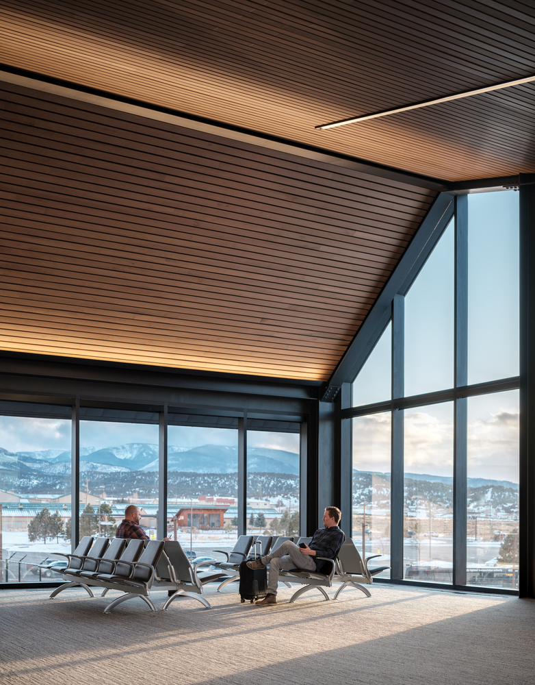 美国鹰县地区机场候机厅-26