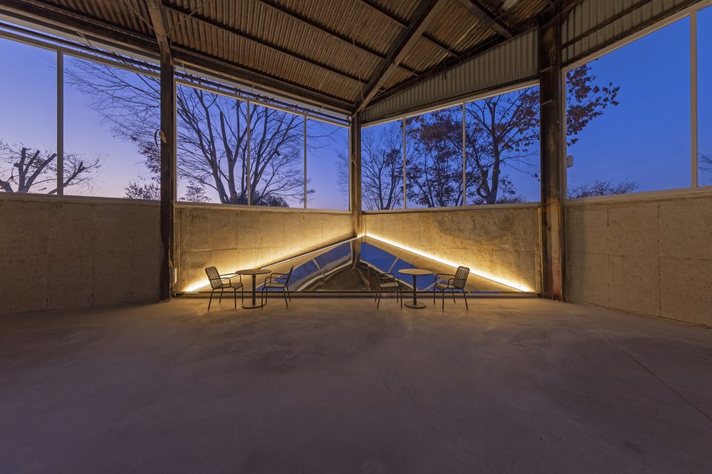 利用钢构和现有树木创造感受到时间流逝的咖啡馆设计丨戈者设计-12