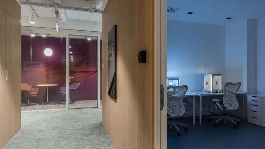 波兰 Autodesk 办公室 | 活力动感金属网演绎现代工业风-32