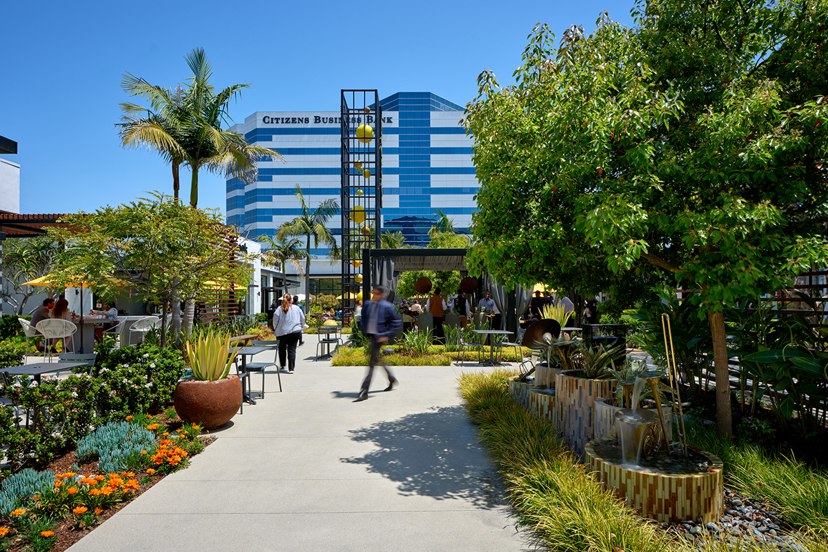 飞地；有围墙的社区；专属区域（需结合具体语境确定最合适的表述，若这里指高档封闭社区，‘有围墙的社区’较合适；若指地理意义上的，‘飞地’更准确等） 但按照严格要求这里还是统一给出 飞地  丨美国洛杉矶丨Lifescapes International-7