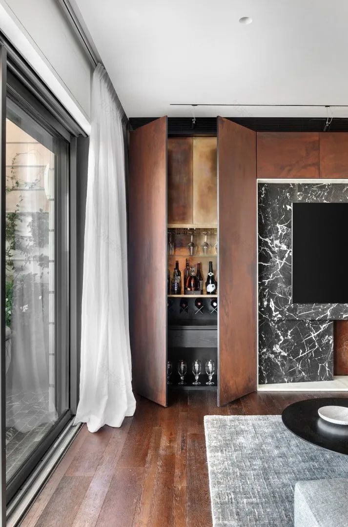 Aviram Kushmirski 打造轻奢风空间,黑白色调与实木地板的完美搭配-93
