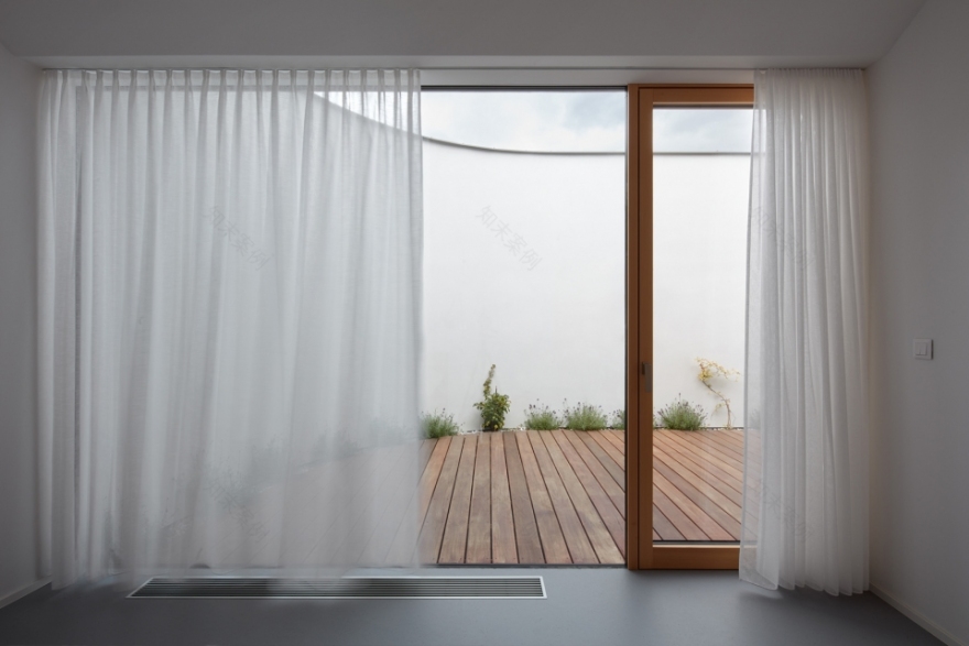 极简嵌入式住宅,打造自然私密空间-29