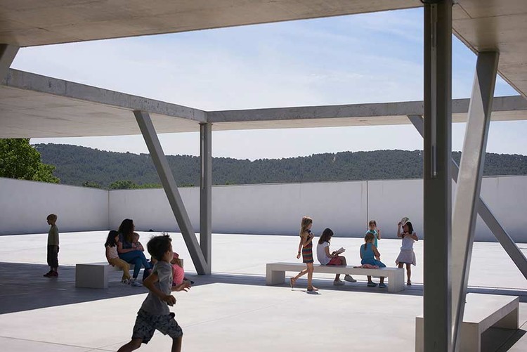 法国 Pomme de Pin 学校建筑群 | 室内景观丰富，融入自然-19