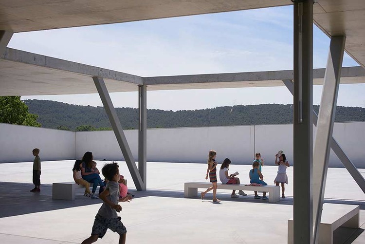 法国 Pomme de Pin 学校建筑群 | 室内景观丰富,融入自然-19