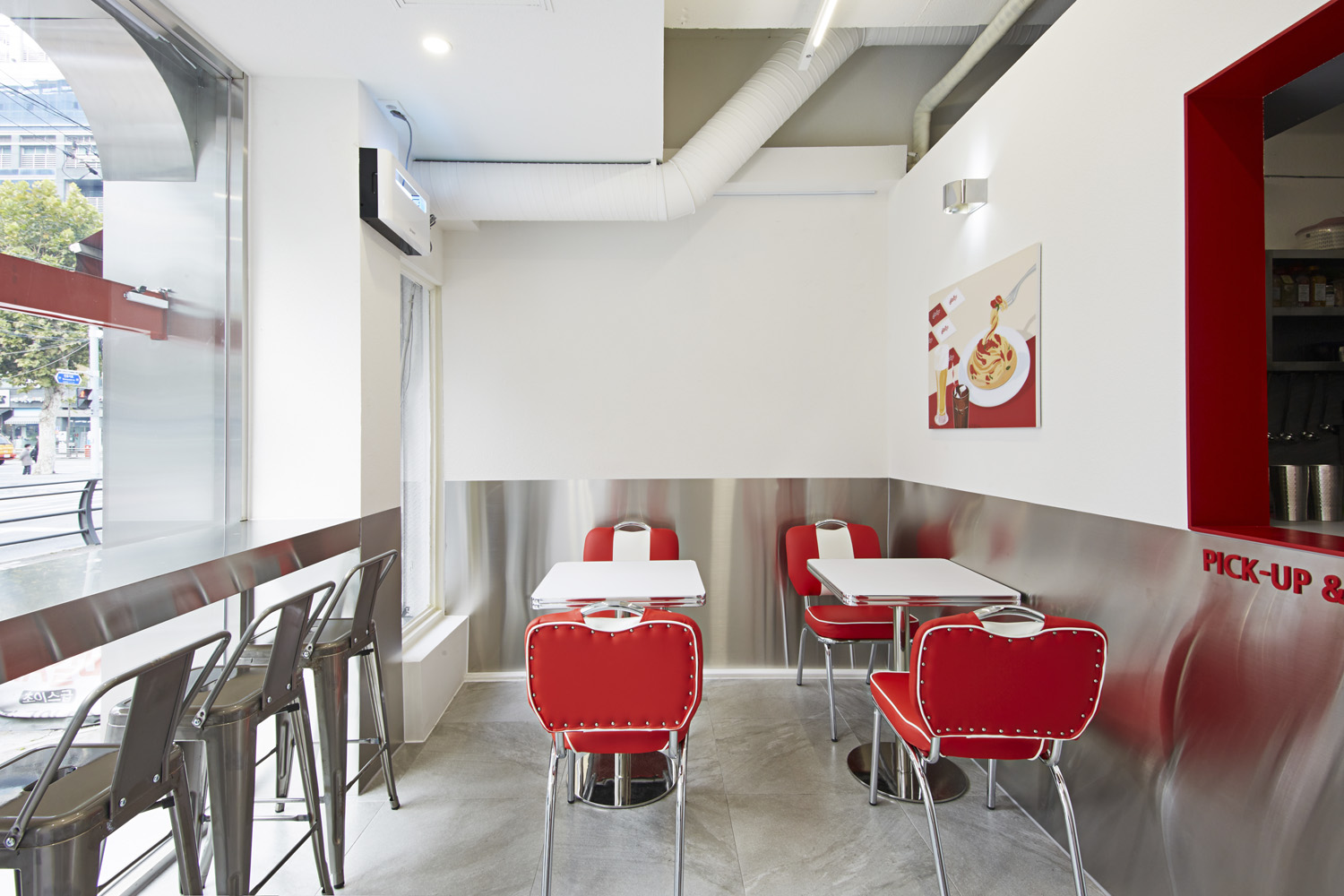 简约红色点缀的 9 坪专业咖啡厅设计-4