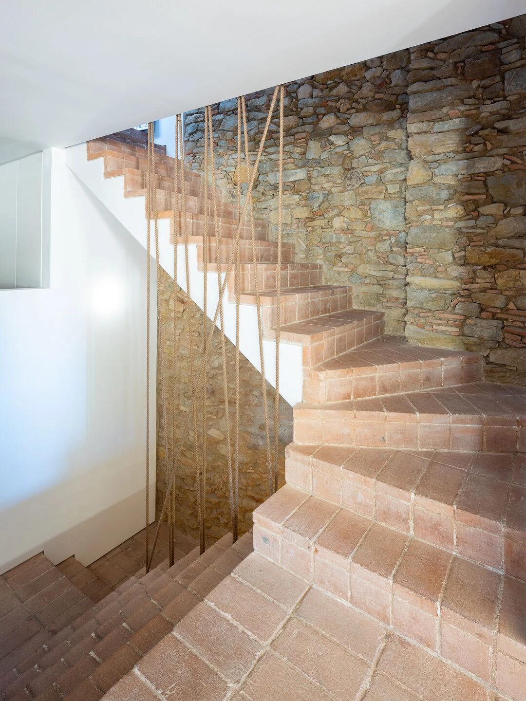 旧仓库新生 · Nordest Arquitectura 打造西班牙古村办公室-33