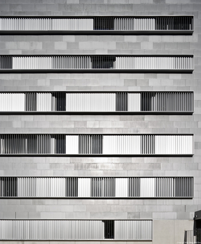 塞维利亚大学科学教育学院 · 创新的叠加建筑设计-11