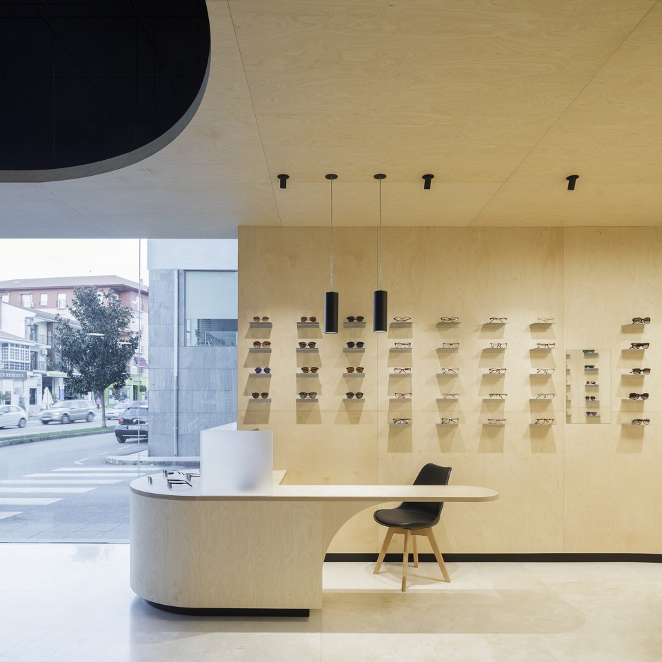 西班牙 Panóptica 眼镜店 | 曲线展墙划分空间,营造环绕式购物体验-23